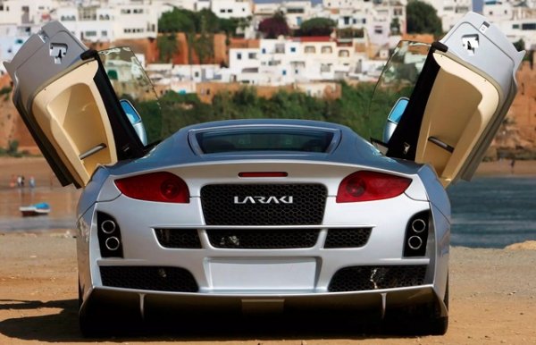 Споменава се Mercedes с причина. Въпреки че Laraki Fulgura е базиран на шасито на Lamborghini Diablo, автомобилът има немски двигател - шестлитров V12. Първоначално е обявена версия с четири турбокомпресора (933 к.с.), 3,3 секунди до 100 км/ч и 398 км/ч максимална скорост.

Но година по-късно мароканците актуализират данните - съответно 740 к.с. и ускорение от 3,4 сек и 398 км/ч. Към гамата е добавен и Mercedes V8 5.4 с мощност 600 к.с. Такава Fulgura е около наполовина по-евтина от цената на кола с V12 - около 200 хиляди евро.
